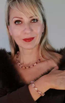Murano pink glass bracelet and necklace on model