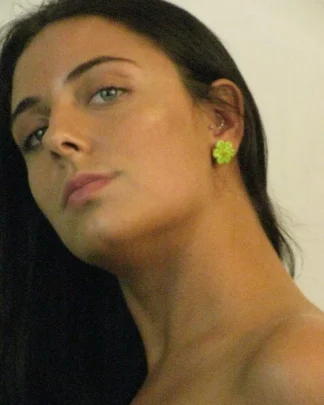 green daisy earring on model