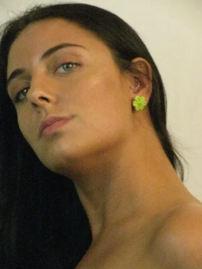 green daisy earring on model