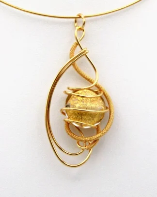 Arabesque golden pendant detail with Murano glass brad
