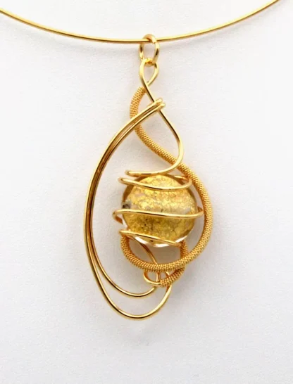 Arabesque golden pendant detail with Murano glass brad