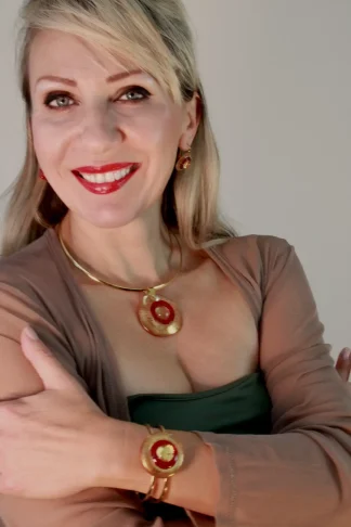 Collar necklace, bracelet and earring set in gold Murano glass with red glass centers