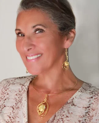 arabesque-golden-pendant-on-model-scaled