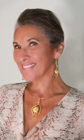 arabesque-golden-pendant-on-model-scaled