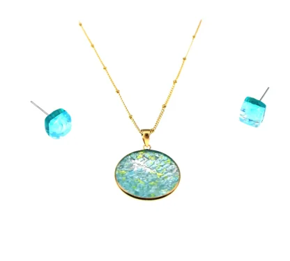 Turquoise Murano glass disc in gold on a gold detailed chain