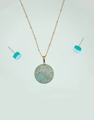 Turquoise Murano glass disc in gold on a gold detailed chain