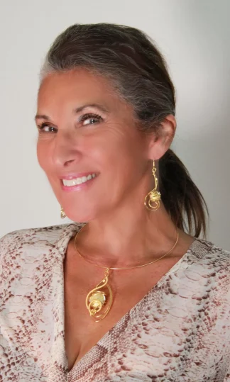 arabesque-golden-pendant-on-model-scaled