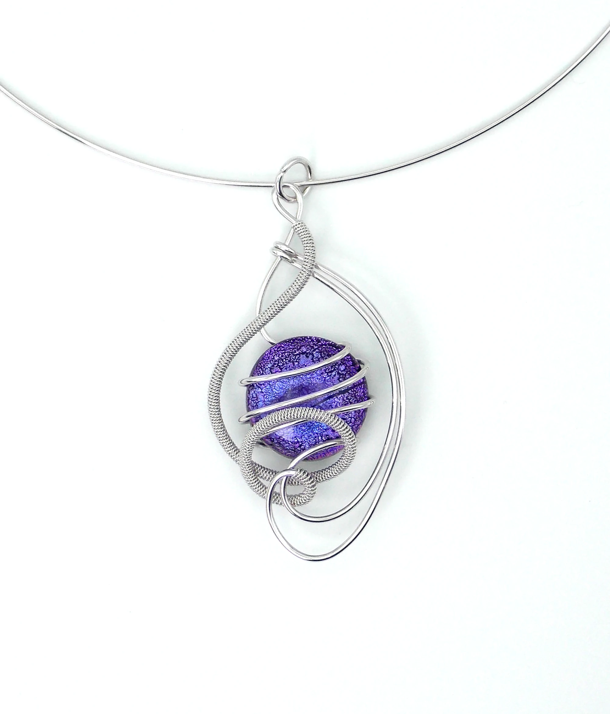 arabesque pendant silver purple-closeup